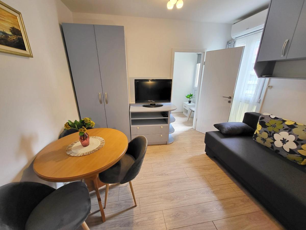 Mali Apartman U Centru Makarska Exterior photo